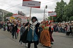 Delegationen aus Stralsund und Wismar beim Festumzug zum 800. Stadtgeburtstag von Rostock