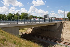 Erneuerte Brücke über die Bahnstrecke Kavelstorf - Seehafen Rostock Erneuerte Brücke über die Bahnstrecke Kavelstorf - Seehafen Rostock