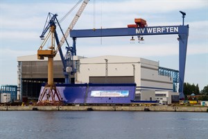 La șantierul naval Warnow din Warnemünde, MV Werfen asociază părțile medii ale garniturilor de croazieră uriașe.