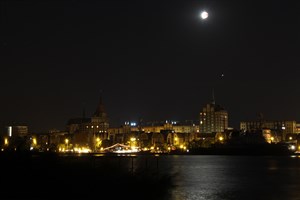 Mondfinsternis über Rostock - der Mond wandert aus dem Kernschatten der Erde heraus und wird von links wieder heller, rechts unterhalb des Mondes ist der Mars zu sehen