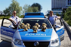 Ehrenamtliche Botschafter der Teddy-Stiftung: PHK Steffen Deußfeld und PKin Daniela Lange (Foto: Polizei Rostock)