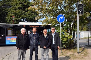 Jürgen Dudek, Ortsbeiratsvorsitzender, Knut Schäfer (GF Weiße Flotte GmbH), Reik Hollatz (Verkehrs- und Fahrzeugtechnik RSAG) und RSAG-Vorstand Jan Bleis freuen sich über die neue technische Lösung an der Haltestelle Hohe Düne Fähre (Joachim Kloock) Jürgen Dudek, Ortsbeiratsvorsitzender, Knut Schäfer (GF Weiße Flotte GmbH), Reik Hollatz (Verkehrs- und Fahrzeugtechnik RSAG) und RSAG-Vorstand Jan Bleis freuen sich über die neue technische Lösung an der Haltestelle Hohe Düne Fähre (Joachim Kloock)