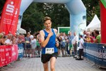 Gerrit Wegener läuft als erster Marathonläufer über die Ziellinie