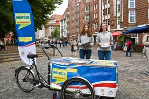 Am Info-Mobil können Rostocker Zukunftsszenarien für die Stadt diskutieren. Am Info-Mobil können Rostocker Zukunftsszenarien für die Stadt diskutieren.
