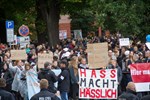 700 Demonstranten bei der AfD – 4.000 dagegen