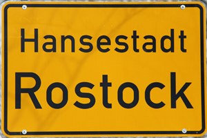 Ehemalige Ortseingangsschilder werden bei Rostock-Auktion versteigert (Foto: Archiv) Ehemalige Ortseingangsschilder werden bei Rostock-Auktion versteigert (Foto: Archiv)