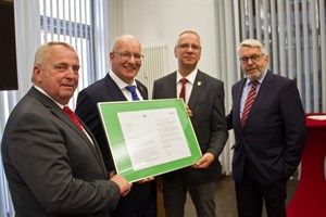 Rostock erhält Zuschlag für die BUGA 2025: Landwirtschaftsminister Dr. Till Backhaus (v.l.), Oberbürgermeister Roland Methling , Wirtschaftsstaatssekretär Dr. Stefan Rudolph und Jochen Sandner, Geschäftsführer der Deutschen Bundesgartenschau-Gesellschaft mbH (DBG)