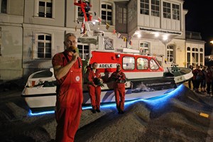 „Adele“, das ehemalige Tochterboot des Seenotrettungskreuzers „Vormann Steffens“, ist die neue Attraktion vor dem Informationszentrum der Seenotretter in Rostock-Warnemünde „Adele“, das ehemalige Tochterboot des Seenotrettungskreuzers „Vormann Steffens“, ist die neue Attraktion vor dem Informationszentrum der Seenotretter in Rostock-Warnemünde