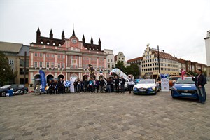 Zwölf Elektrofahrzeuge fahren zwischen Tallinn und Monte Carlo um die Wette und machen einen Zwischenstopp in Rostock.