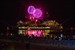 Kreuzfahrtschiff-Auslaufparade mit Feuerwerk in Warnemünde