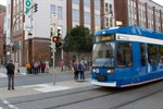 Aus gelbem Blinklicht wird Rotlicht – Fußgänger kommen sicherer zur Straßenbahn