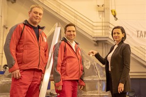 Für das neue Seenotrettungsboot für die Station Puttgarden legte Anja Hapke, Mitarbeiterin von Tamsen Maritim, die Münze ein – im Bild mit Arne Fröse (Mitte) – Vormann, und Frederik Otten, beide von der Freiwilligen-Station Puttgarden (Foto: DGzRS/Martin Stöver) Für das neue Seenotrettungsboot für die Station Puttgarden legte Anja Hapke, Mitarbeiterin von Tamsen Maritim, die Münze ein – im Bild mit Arne Fröse (Mitte) – Vormann, und Frederik Otten, beide von der Freiwilligen-Station Puttgarden (Foto: DGzRS/Martin Stöver)