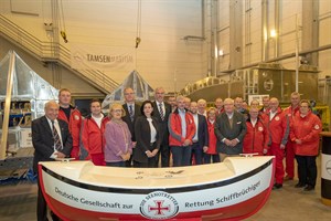 Bei Tamsen Maritim in Rostock wurden heute drei neue Seenotrettungsboote auf Kiel gelegt – in Anwesenheit von Spendern, Seenotrettern und Mitarbeitern der Werft (Foto: DGzRS/Martin Stöver) Bei Tamsen Maritim in Rostock wurden heute drei neue Seenotrettungsboote auf Kiel gelegt – in Anwesenheit von Spendern, Seenotrettern und Mitarbeitern der Werft (Foto: DGzRS/Martin Stöver)