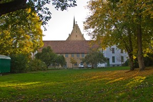 Herbstlicher Klostergarten zwischen Sommertheater und Weihnachtsmarkt Herbstlicher Klostergarten zwischen Sommertheater und Weihnachtsmarkt