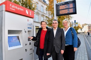 RSAG-Fahrkarten kontaktlos und mit Kreditkarte zahlen - Vertriebsmitarbeiterin Silke Gereit, Vorstand Jan Bleis und Marketingchefin Catrin Dumrath (v.l.n.r.) freuen sich, dass der Ticketkauf noch einfacher und bequemer wird (Foto: Joachim Kloock) RSAG-Fahrkarten kontaktlos und mit Kreditkarte zahlen - Vertriebsmitarbeiterin Silke Gereit, Vorstand Jan Bleis und Marketingchefin Catrin Dumrath (v.l.n.r.) freuen sich, dass der Ticketkauf noch einfacher und bequemer wird (Foto: Joachim Kloock)