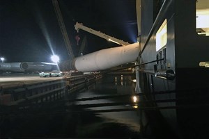 Gründungspfahl für Offshore-Windturbine stürzt auf Frachtschiff (Foto: Wasserschutzpolizei M-V) Gründungspfahl für Offshore-Windturbine stürzt auf Frachtschiff (Foto: Wasserschutzpolizei M-V)