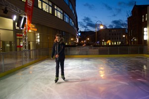 Alexander gehört zu den ersten Schlittschuhläufern auf der Eisbahn vor dem OSPA-Zentrum Alexander gehört zu den ersten Schlittschuhläufern auf der Eisbahn vor dem OSPA-Zentrum