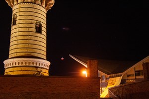 Mondfinsternis am 21. Januar 2019 in Rostock-Warnemünde: Blutmond zwischen Leuchtturm und Teepott