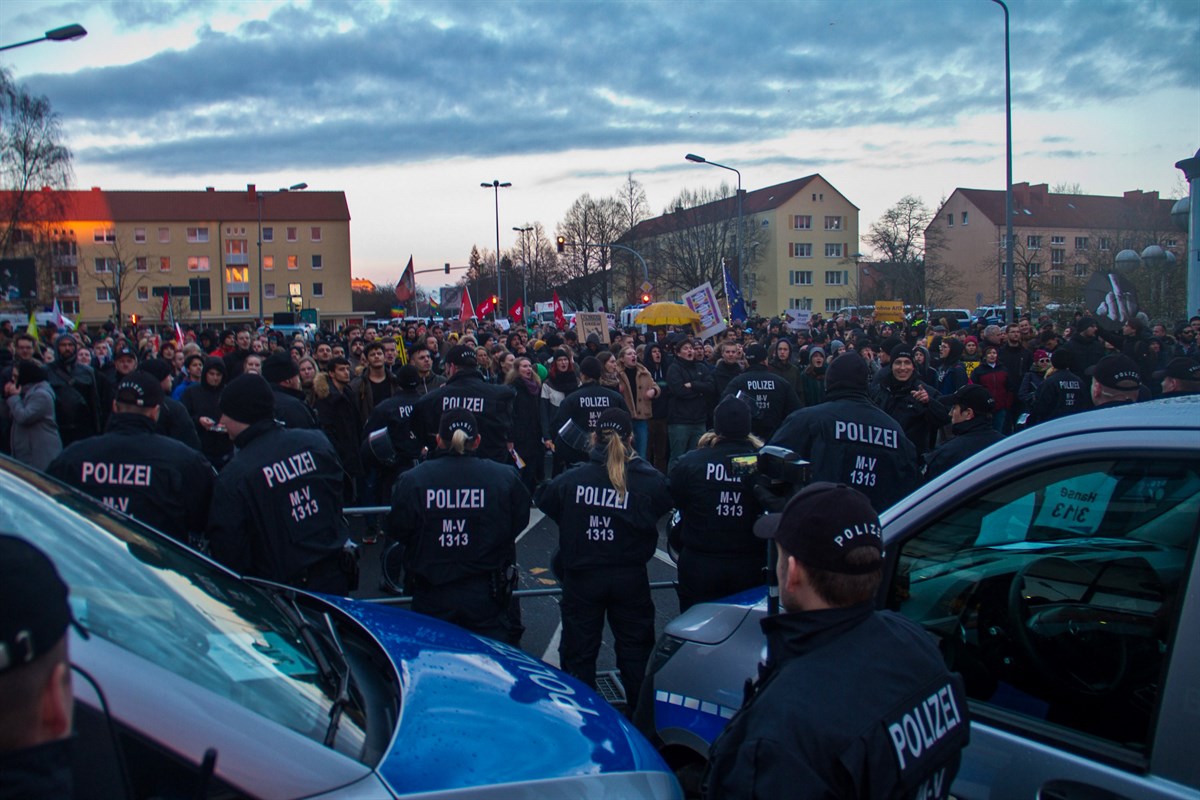 AfDDemo gegen Moscheebau und Gegendemo in Reutershagen RostockHeute