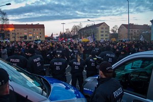 Mit 600 Kräften war die Polizei im Einsatz, um u.a. die Demonstranten beider Lager voneinander zu trennen. Mit 600 Kräften war die Polizei im Einsatz, um u.a. die Demonstranten beider Lager voneinander zu trennen.