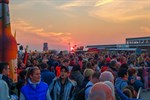 Erst ein traumhafter Sonnenuntergang, dann folgte das Turmleuchten in Warnemünde