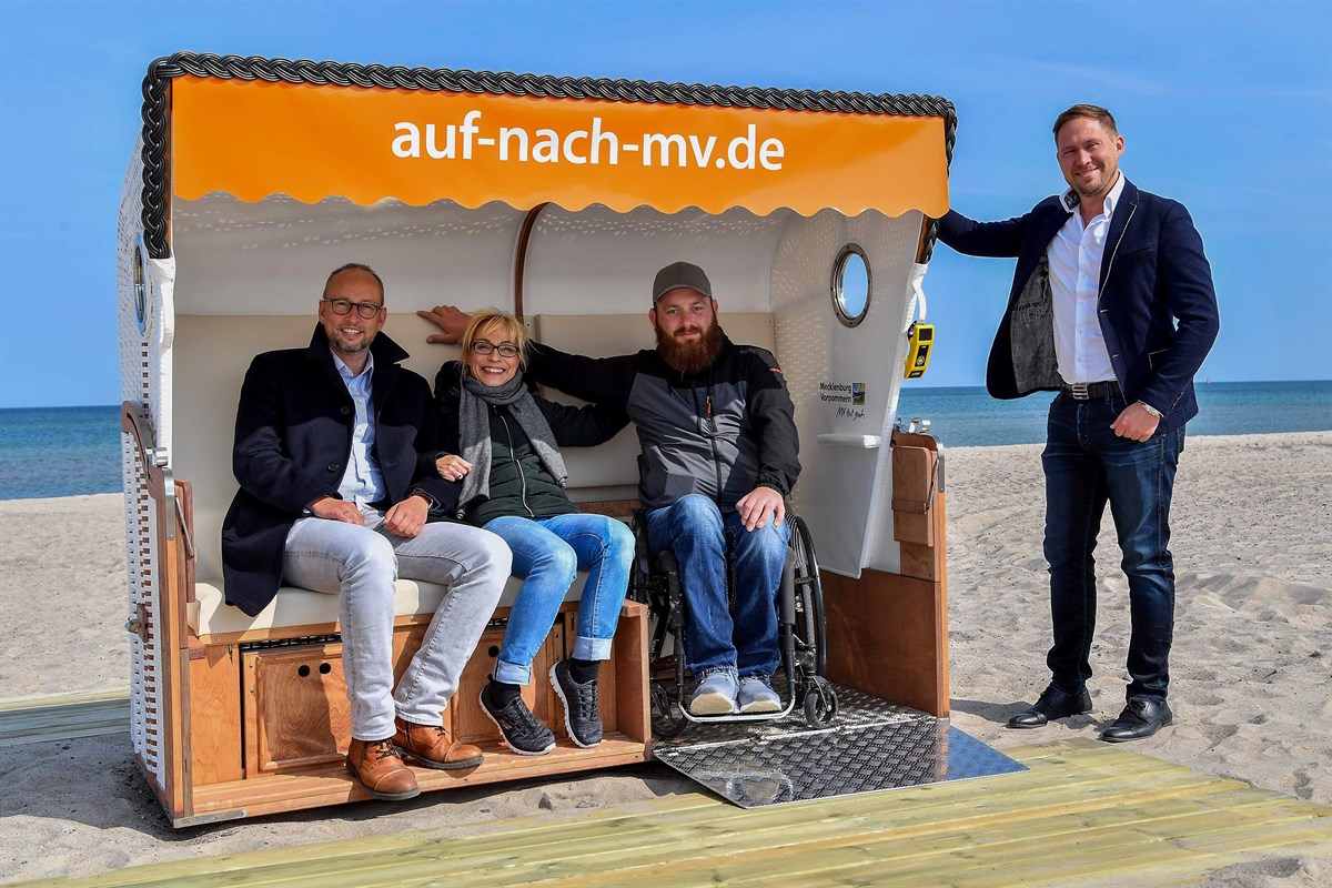 Erster barrierefreier Strandkorb in Warnemünde RostockHeute
