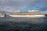 Doppel-Erstanlauf von Norwegian Pearl und Viking Jupiter in Warnemünde