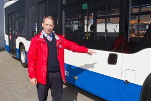 Michael Reitz zeigt auf den radarbasierten Abbiegeassistenten, der bei RSAG-Busses zum Einsatz kommt