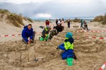 Eine spanische Burg aus Sand haben Meilo, Aram und Areg in den Warnemünder Sand gebaut
