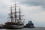 Das Segelschulschiff „Amerigo Vespucci“ am Passagierkai in Rostock-Warnemünde, dahinter die Fregatte „Mecklenburg-Vorpommern“