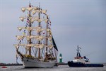 Das Segelschulschiff „Cuauhtemoc“ (Mexiko) passiert die Molenköpfe in Warnemünde