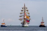 Segelschulschiff „Gloria“ (Kolumbien) - die Mannschaft steht beim Einlaufen in Warnemünde in Nationalfarben gekleidet in den Rahen