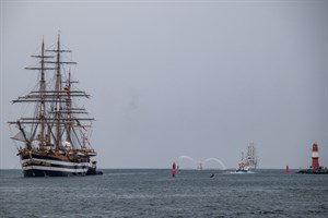 Das Segelschulschiff „Amerigo Vespucci“ beim Einlaufen in Rostock-Warnemünde, im Hintergrund die „Cuauhtemoc“