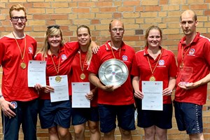 Für den Wettkampf der Mixed-Teams gingen aus dem Kreisverband Rostock der Leiter der Wasserwacht-Jugend Torge Strobach, Alina Tristram, Lea Mehnert, der stellvertretende Kreisleiter Erik Stohr, Maria Wenzel und der Wasserwacht-Leiter Lars Hennig (v. l. n. r.), unter Leitung ihres Landestrainers Thomas Powasserat an den Start. (Foto: DRK/Thomas Powasserat)