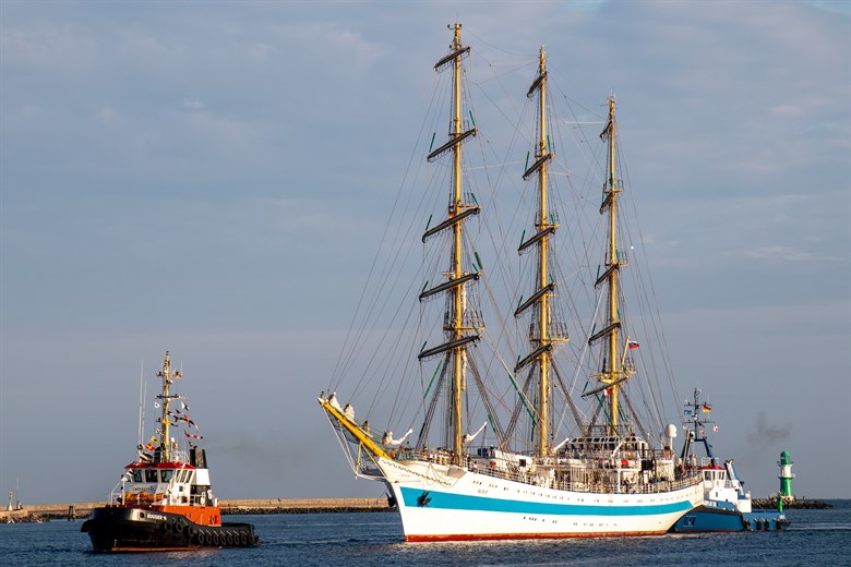 Segelschulschiff „Mir“ in Warnemünde zu Besuch