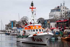 In Warnemünde kommt der Weihnachtsmann mit dem Seenotkreuzer In Warnemünde kommt der Weihnachtsmann mit dem Seenotkreuzer