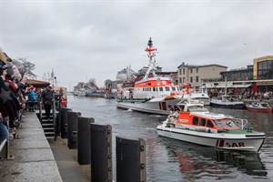 Im Tochterboot des Seenotkreuzers „Arkona“ drehte der Weihnachtsmann seine Runden auf dem Alten Strom in Warnemünde Im Tochterboot des Seenotkreuzers „Arkona“ drehte der Weihnachtsmann seine Runden auf dem Alten Strom in Warnemünde