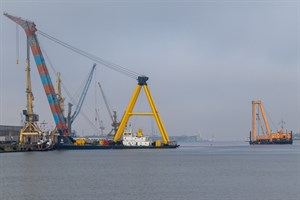 Die Schwimmkräne „Hebo Lift 9“ (links) und „Baltic Lift“ im Seehafen Rostock