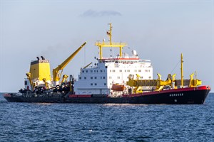 Der Saugbagger „Nordsee“ im Seekanal Rostock