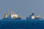 Der Saugbagger „Nordsee“ im Seekanal Rostock (links) und das Mehrzweckschiff „Arkona“ vom Wasser- und Schifffahrtsamt Stralsund (rechts)