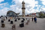 Leere Stühle in Warnemünde