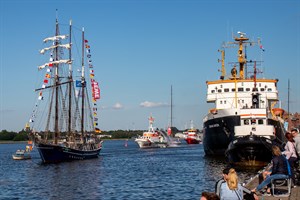 Maritimes Flair im Stadthafen: Dreimast-Bramsegelschoner „Santa Barbara Anna“, Seenotkreuzer „Arkona“ und Feuerlöschboot „Albert Wegener“