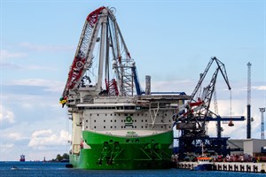 Beim Belastungstest ist heute ein auf dem Spezialschiff „Orion I“ montierter Schwerlastkran im Seehafen Rostock abgeknickt