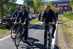 Universitätsrektor Wolfgang Schareck (v.l.), Verkehrsminister Christian Pegel und Bausenator Holger Matthäus weihen den Radschnellweg ein