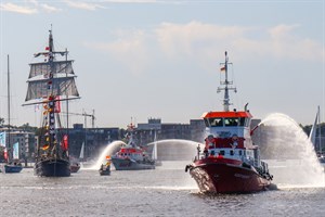 Begleitet durch Feuerlöschboot und Seenotkreuzer wurde die „Santa Barbara Anna“ aus ihrem Winterlagen in den Stadthafen Rostock verholt