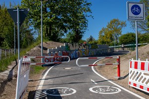 Die Umlaufsperre („Drängelgitter“) am Radschnellweg sorgt für Kritik