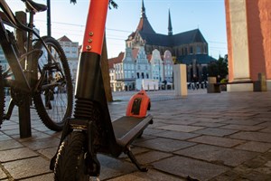 Im Herbst 2019 testete der Verleiher VOI sein E-Scooter-Angebot in Rostock, ab Mitte Juni gibt es in der Innenstadt bis zu 120 Elektrotretroller von Bird (Foto: Archiv)