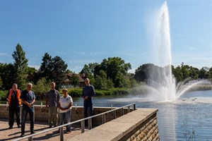 Übergabe der Kleinen Bastion im Schwanenteichpark - Detlef Höpfner (Baufirma TIAS-Tiesler, v.l.), Stefan Patzer (Amt für Stadtgrün, Naturschutz und Landschaftspflege), Norbert Wieting (Amt für Umwelt- und Klimaschutz), Adelheid Priebe (Ortsbeirat Reutershagen) und Thomas Wiesner (Leiter des Ortsamts West)