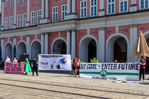 Umweltschützer fordern vor dem Rostocker Rathaus einen schnellen Kohleausstieg