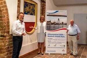 Wärmeplan Rostock 2050: Holger Matthäus (Senator für Infrastruktur, Umwelt und Bau, v.l.), Ute Römer (Vorstand Stadtwerke Rostock AG) und Andreas Engelmann (1. Stellvertreter der Vorsitzenden des Ausschusses für Stadt- und Regionalentwicklung, Umwelt und Ordnung)